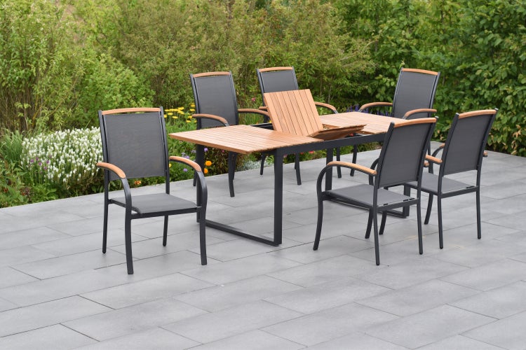 Gartensitzgruppe mit Ausziehtisch und sechs Stühlen auf einer Terrasse