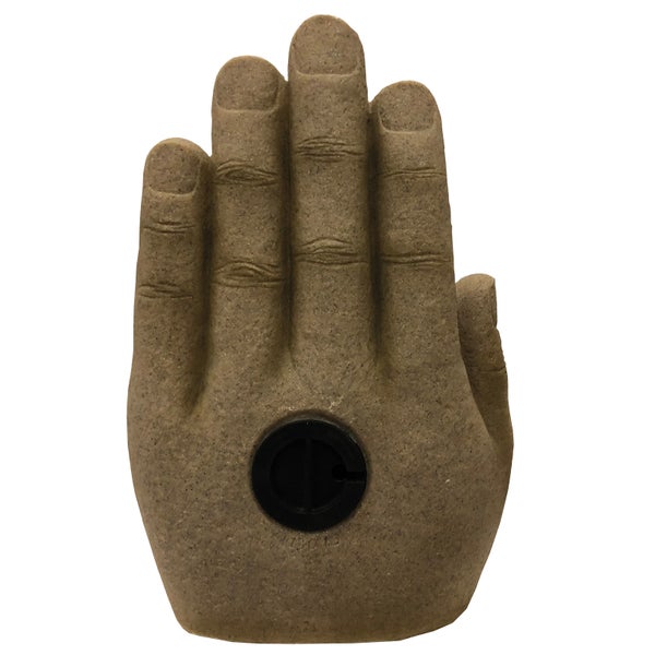 Gartenfigur in Form einer offenen Hand aus Kunststein mit runder Öffnung in der Handfläche.