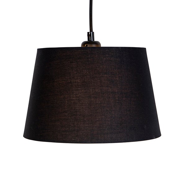 Pendelleuchte mit konischem Textilschirm in Schwarz.