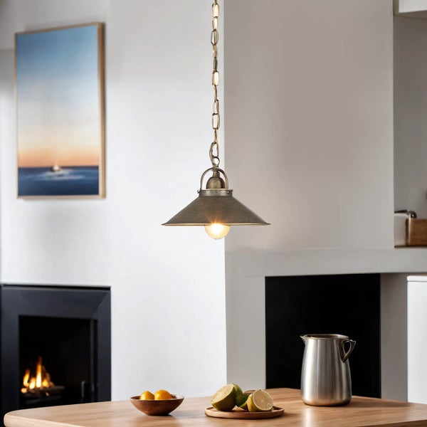 Esszimmer mit Pendelleuchte, Tisch, Kamin und Dekorationen für eine gemütliche Atmosphäre