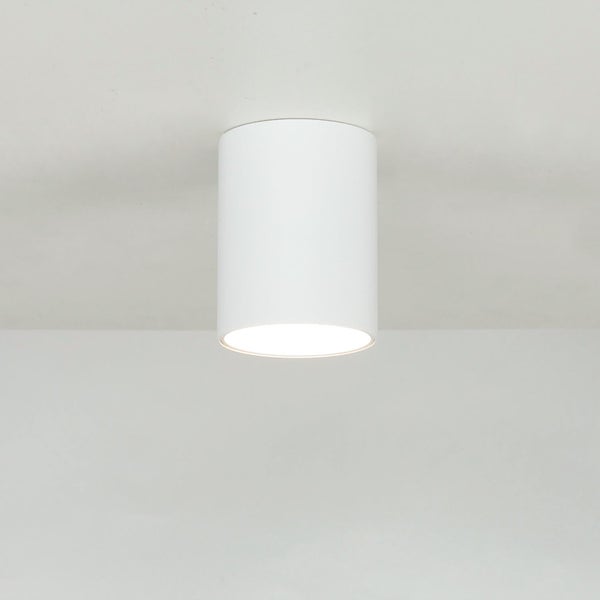 Weiße Deckenleuchte an der Decke