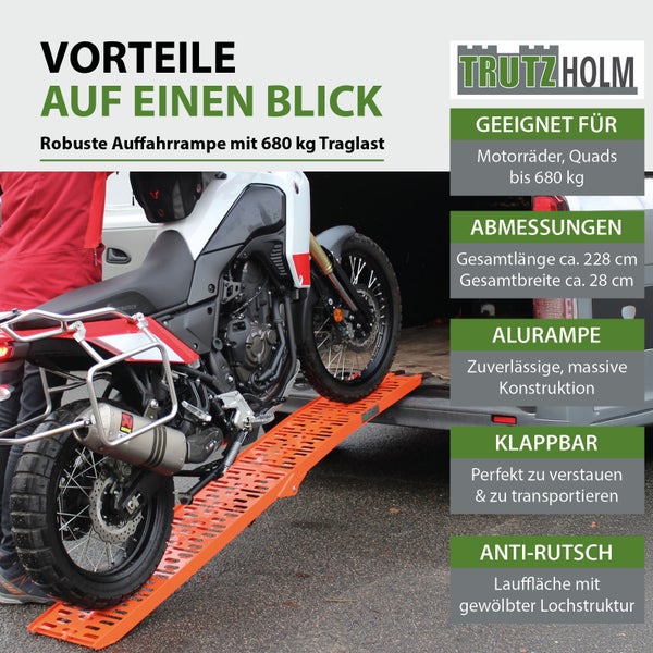 Trutzholm klappbare Alurampe mit circa 680 Kilogramm Traglast, gezeigt mit einem Motorrad auf der orangefarbenen Rampe.