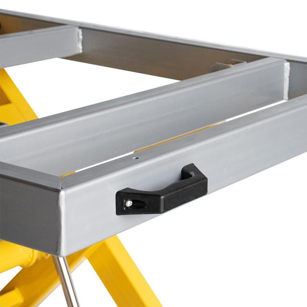 Detailansicht einer Werkbank mit silberfarbenem Rahmen und schwarzem Griff