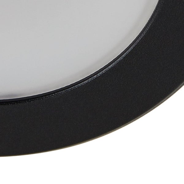 Detailaufnahme einer runden LED-Leuchte mit schwarzem, strukturiertem Rahmen und weißer Abdeckung.