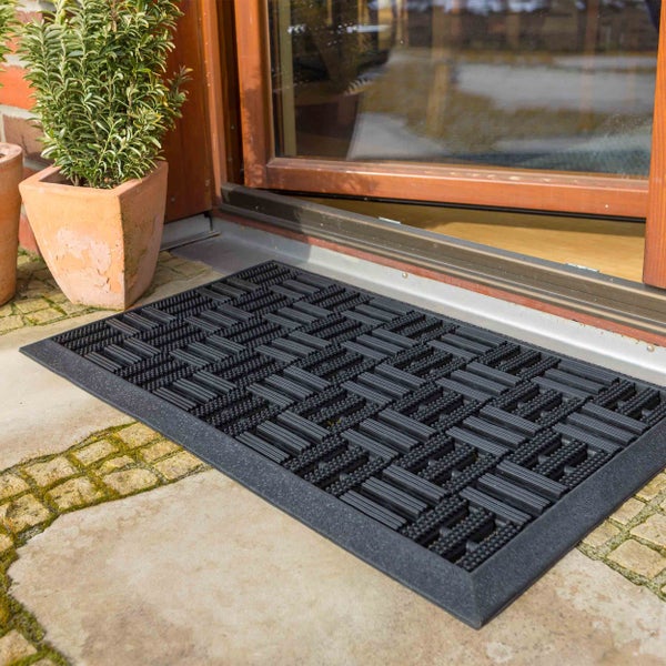Schmutzfangmatte aus Gummi vor einer Haustür