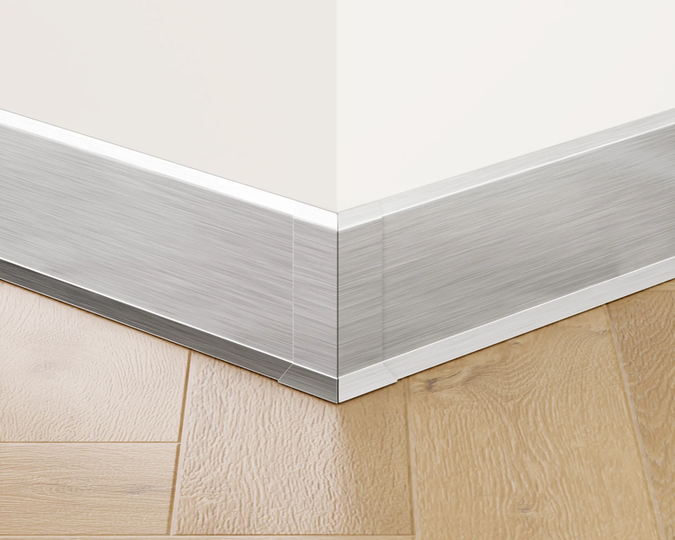 Sockelleiste aus Aluminium an Wand und Holzboden
