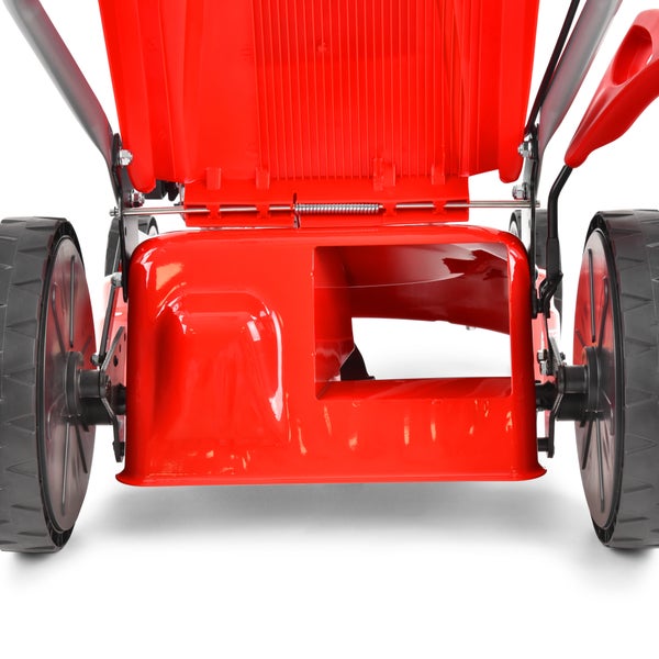 Rückansicht eines roten Rasenmähers mit schwarzen Rädern und geöffneter Auswurfklappe am Gehäuse.