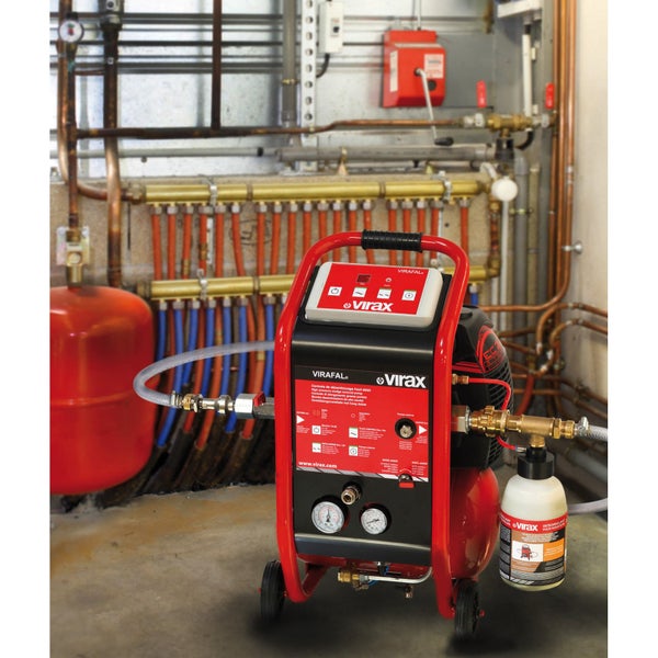 Virax Spülkompressor mit Zubehör vor Heizungsanlage