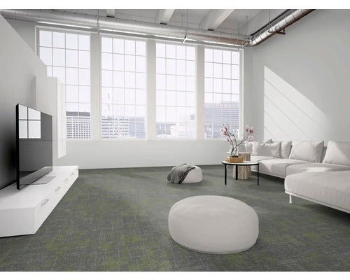 Modernes Wohnzimmer mit grauen Teppichfliesen mit grünen Akzenten, weißem Sofa, TV-Board und großen Fenstern im Industrie-Stil.