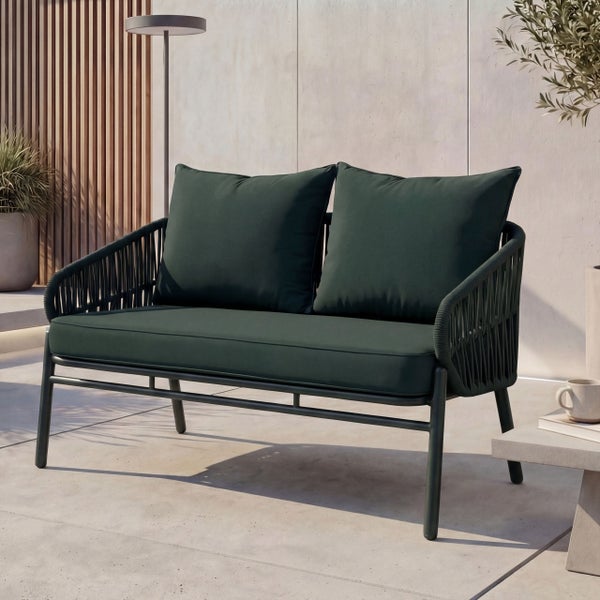 Modernes 2-Sitzer Gartensofa mit dunkelgrünen Kissen, Seilbespannung an den Seiten und Metallgestell auf einer Terrasse.