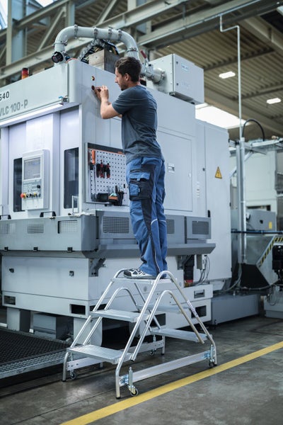 PROREGAL Arbeitspodest Beidseitig Begehbar 2x4 Stufen Aluminium Geriffelt Rutschfeste Kunststoffschuhe