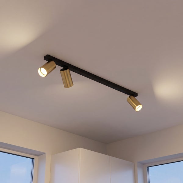 Deckenstrahler mit drei Leuchtköpfen auf einer Schiene für eine moderne Innenbeleuchtung.