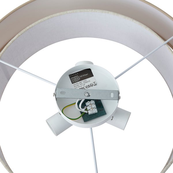 Deckenhalterung einer Deckenleuchte mit drei E27 Fassungen für LED Lampen mit maximal 15 Watt und Stoffschirm.