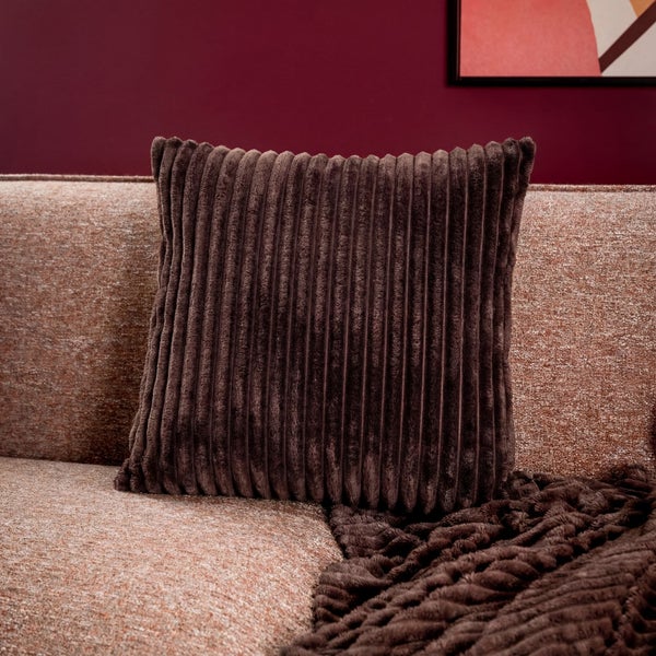 Dekokissen aus Cord auf einem Sofa