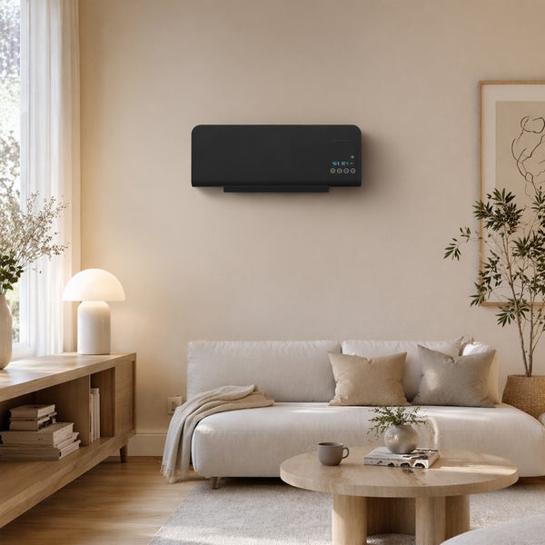 Wandmontierter elektrischer Heizkörper mit digitalem Display in einem modern eingerichteten Wohnzimmer.