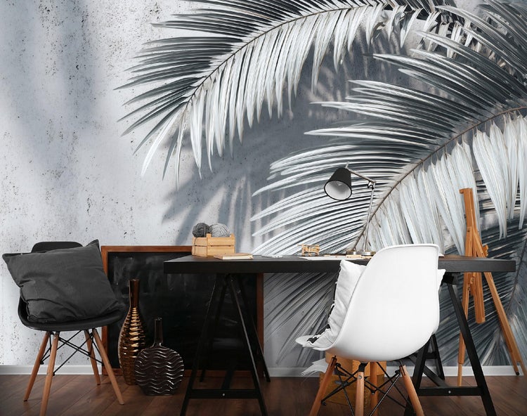 Arbeitszimmer mit Schreibtisch, Stühlen und Palmblatt-Tapete