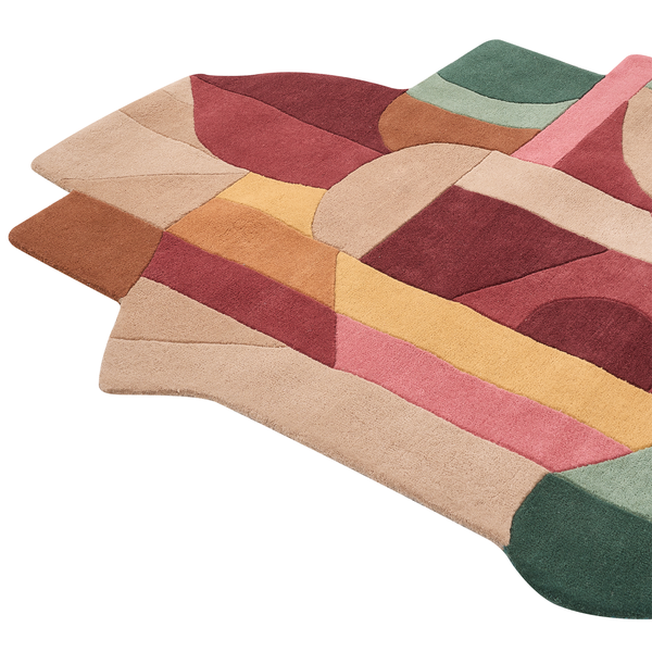 Handgetufteter Teppich mit unregelmäßiger Form und einem abstrakten geometrischen Muster.