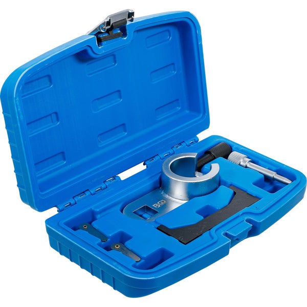 Ein blauer Parallelschraubstock aus Metall hält mit Schutzbacken ein Aluminiumprofil auf einer Werkbank fest.