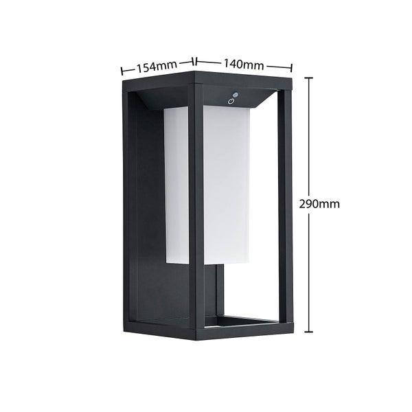 Außenwandleuchte mit Bewegungsmelder, schwarzem Rahmen, Maße: Höhe 290 Millimeter, Breite 154 Millimeter, Tiefe 140 Millimeter.