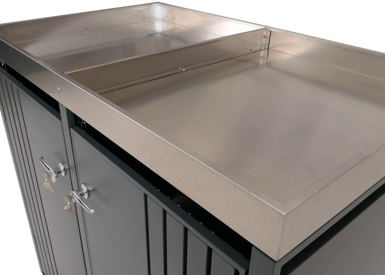 Detailansicht eines grauen Gartenschranks mit Edelstahlabdeckung und abschließbaren Türen