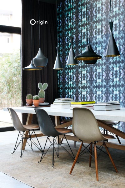 Esszimmer mit Esstisch, Stühlen und Pendelleuchten