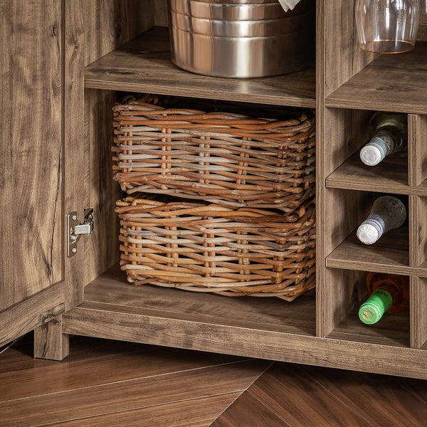 Detailaufnahme eines Holzschranks mit Körben, Weinregal und Metalleimer