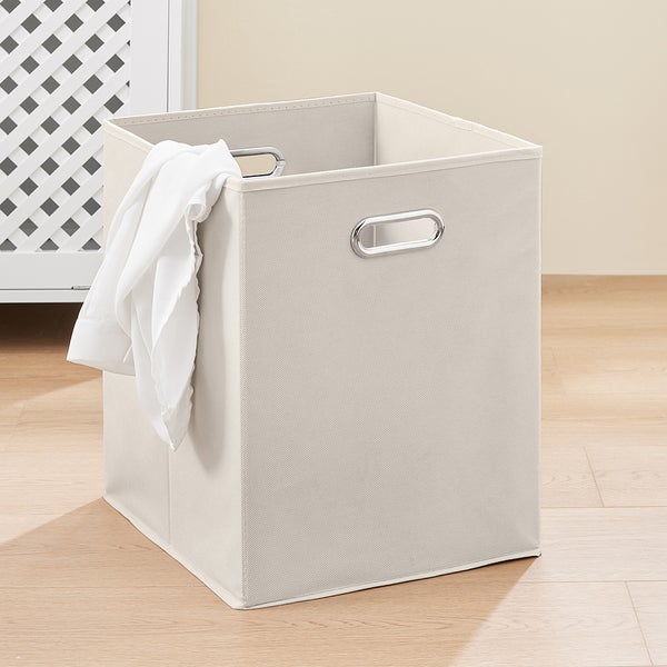 Textilbox mit Metallgriffen und einem weißen Kleidungsstück