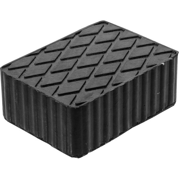 Offener Gartenpavillon aus Holz mit Walmdach, integrierter Eck-Lounge mit Polstern und Holztisch auf einer Steinterrasse im gepflegten Garten.