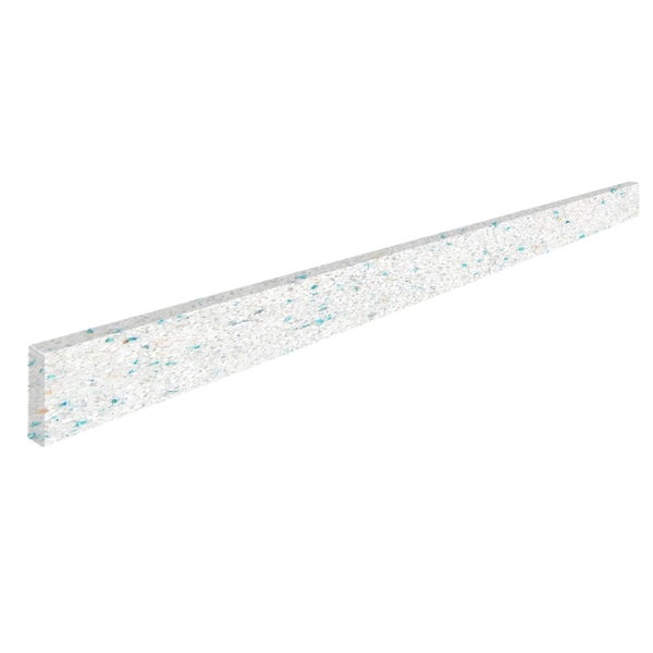 Weiße Sockelleiste aus Verbundmaterial mit gesprenkelter Oberfläche in Terrazzo-Optik.