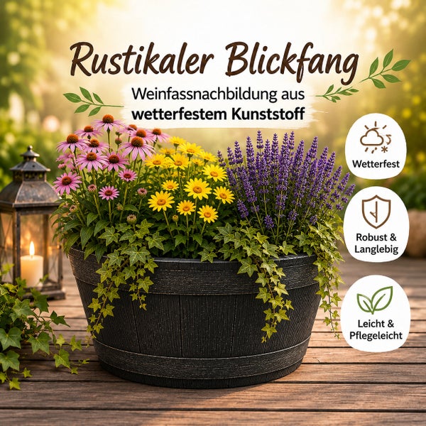 Pflanzgefäß in Weinfassoptik aus Kunststoff bepflanzt mit Blumen auf einer Holzterrasse inklusive wetterfester und langlebiger Eigenschaften.