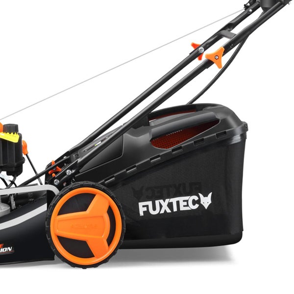 Detailansicht eines Rasenmähers mit Fangkorb und Fuxtec Logo