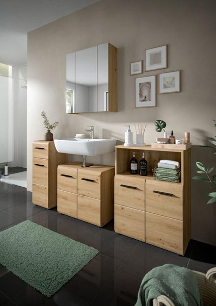 Modernes Badmöbel-Set in Holzoptik mit Waschbecken, Spiegelschrank und Schränken mit dunklen Griffen in einem hellen, organisierten Badezimmer.