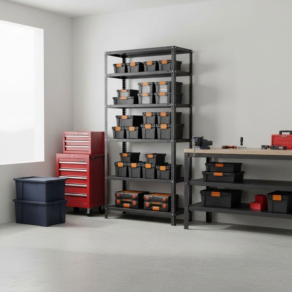 Organisierte Werkstatt mit Metallregal, rotem Werkstattwagen, Werkbank und diversen Kunststoff-Lagerboxen. Hell und geräumig gestaltet.