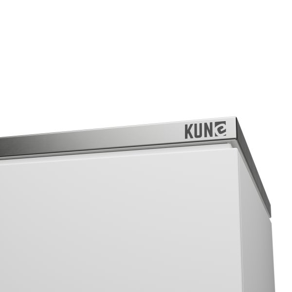 Detailaufnahme der oberen Ecke eines weißen Schranks mit metallischer Abschlussleiste und Kung Logo.
