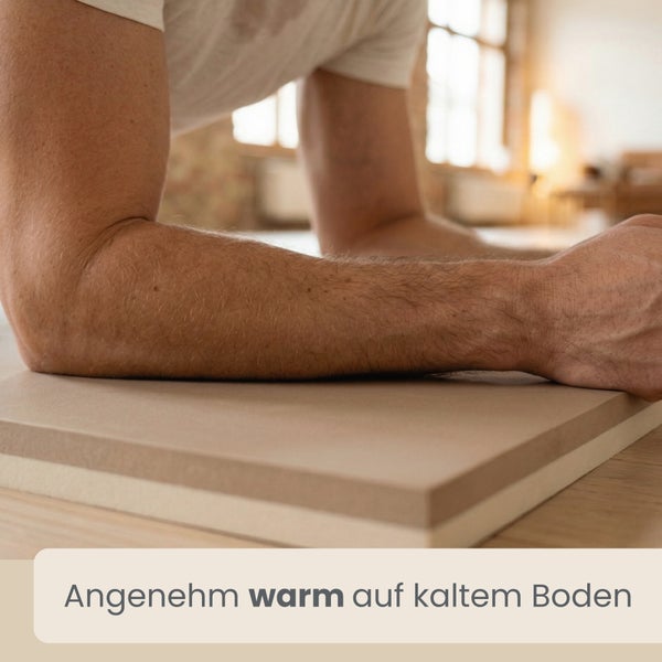 Nahaufnahme von Unterarmen auf einer mehrschichtigen Dämmplatte auf einem Boden, Text: Angenehm warm auf kaltem Boden.