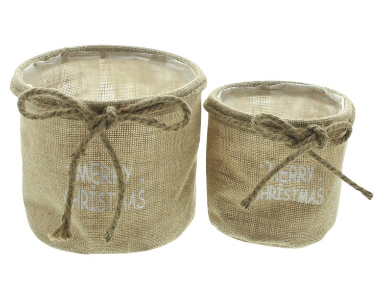 Zwei Pflanzgefäße aus Jute mit Schleife und Merry Christmas Schriftzug