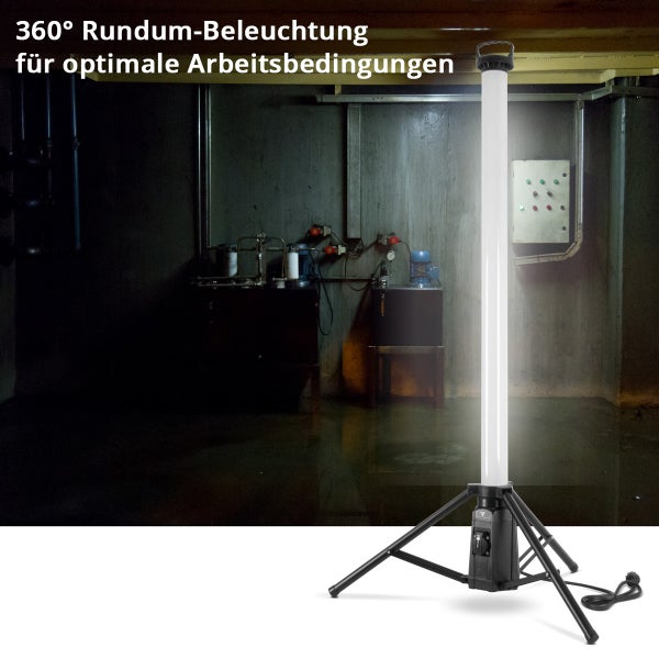 Baustellenlampe mit Stativ in dunklem Kellerraum