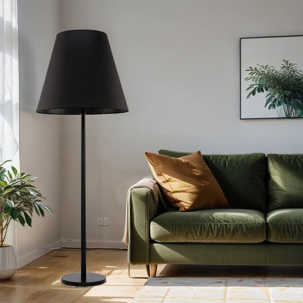 Wohnzimmer mit Stehlampe und Sofa