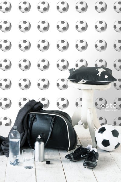 Szene mit Sporttasche, Fußballschuhen, Wasserflasche, Glas Wasser, Handtuch und Fußball vor einer Tapete mit Fußballmuster.