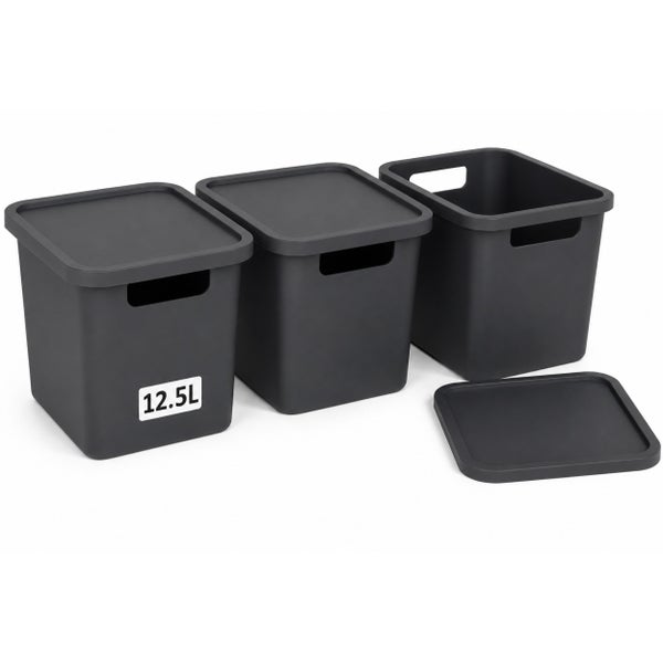 Drei quadratische Kunststoff Aufbewahrungsboxen mit Deckel und Tragegriffen, Fassungsvermögen 12,5 Liter pro Box.