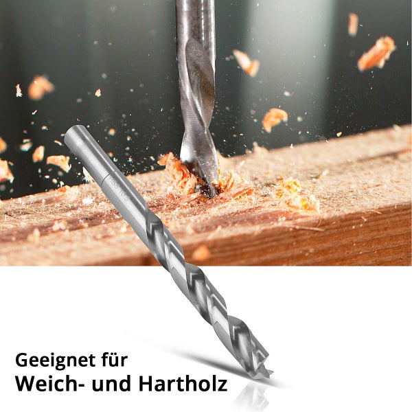 HSS Holzspiralbohrer bohrt in ein Holzstück, geeignet für Weichholz und Hartholz.