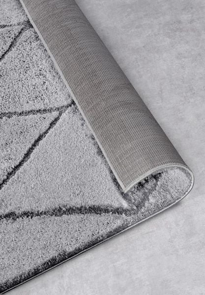 Grauer Teppich mit geometrischem Muster