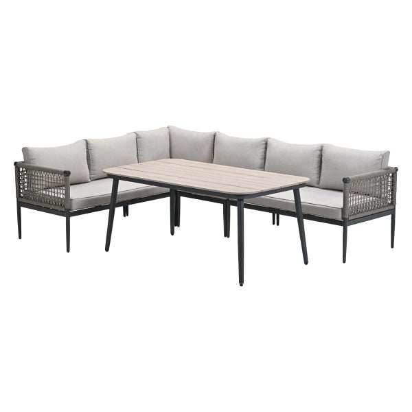 Moderne Gartenlounge-Gruppe bestehend aus einem Ecksofa mit geflochtenen Armlehnen und einem rechteckigen Tisch mit Tischplatte in Holzoptik.