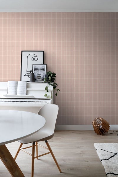 Wohnraum mit Pianomöbeln vor rosafarbener Gittertapete