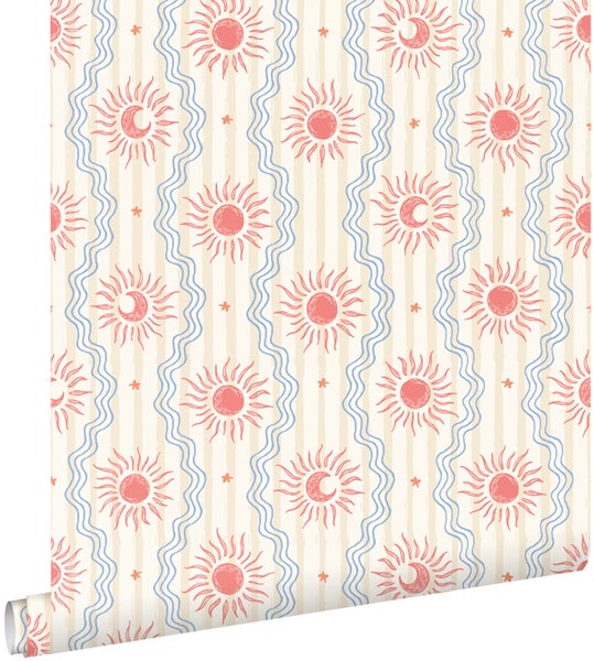 Vliestapete mit einem Muster aus Sonnen, Mondsicheln und Sternen zwischen vertikalen Wellenlinien und Streifen.