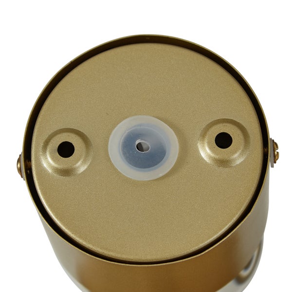 Detailansicht einer goldenen Deckenleuchte mit Montagebohrungen und Kabeldurchführung