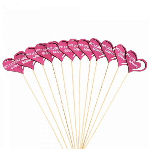 Dekoration: Herzförmige Holzstecker mit dem Schriftzug 'Mit Liebe gemacht'