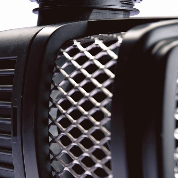 Nahaufnahme eines Saugkorbs für eine Teichpumpe mit einem Metallgitter und einem Kunststoffgehäuse.