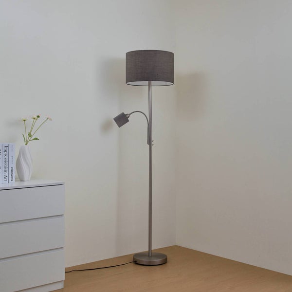 Stehlampe mit Leselampe im Wohnzimmer