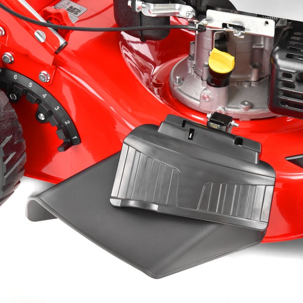 Detailansicht eines Rasenmähers mit Seitenauswurf